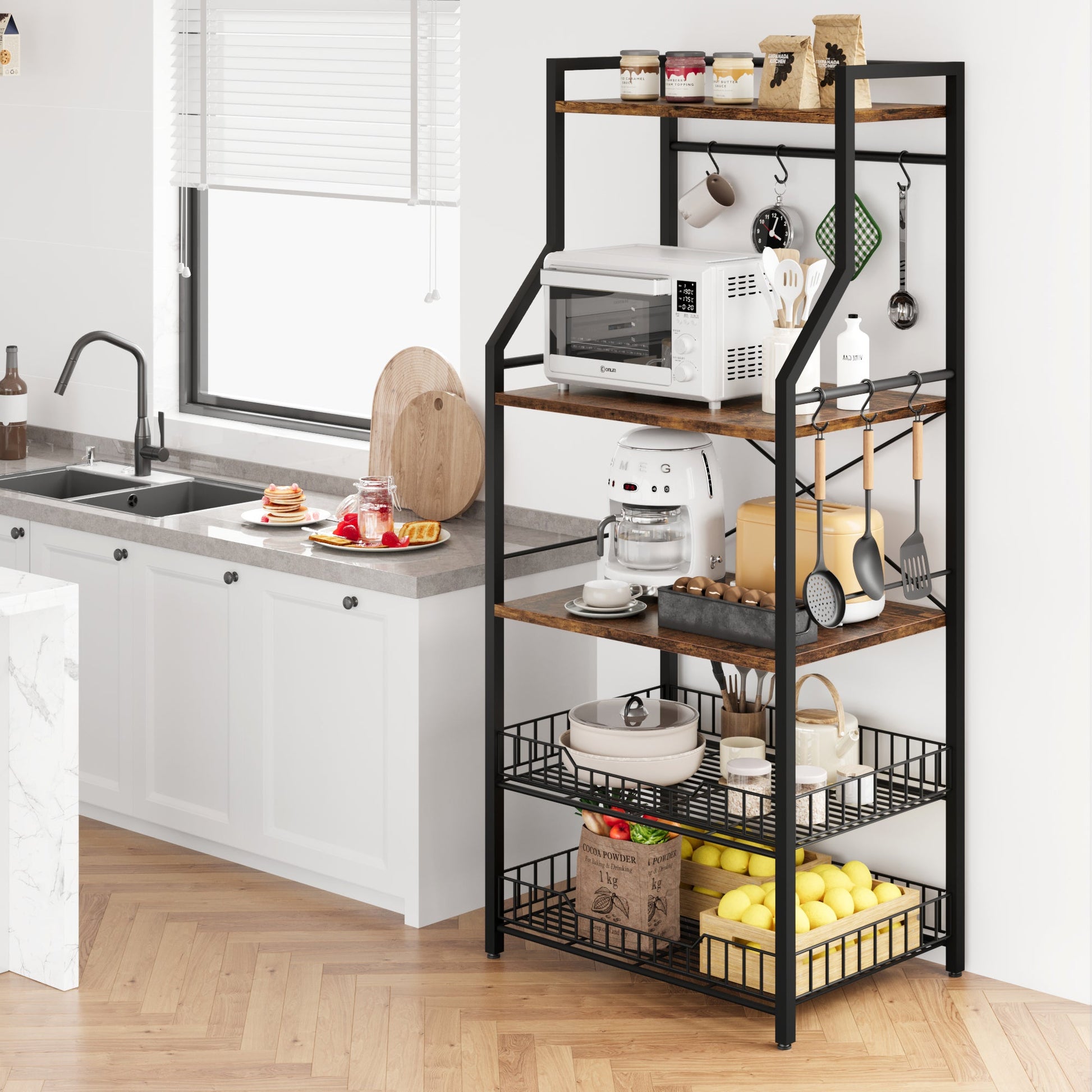 Étagère de cuisine Garvee sur pied avec 2 grands paniers métalliques, 5 niveaux, robuste et durable, idéale pour le rangement en cuisine ou dans un coin café, en MDF et acier.