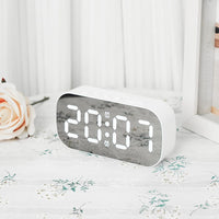 Garvee Réveil LED numérique grand écran avec double alarme, luminosité réglable, recharge USB, pour mur ou table, blanc