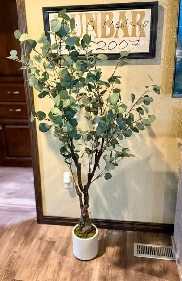 Eucalyptus artificiel Garvee de 1,5 m avec 50 lumières LED, pot en plastique, branches ajustables, facile d'entretien, idéal pour le salon et le bureau, blanc