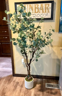 Eucalyptus artificiel Garvee de 1,5 m avec 50 lumières LED, pot en plastique, branches ajustables, facile d'entretien, idéal pour le salon et le bureau, blanc