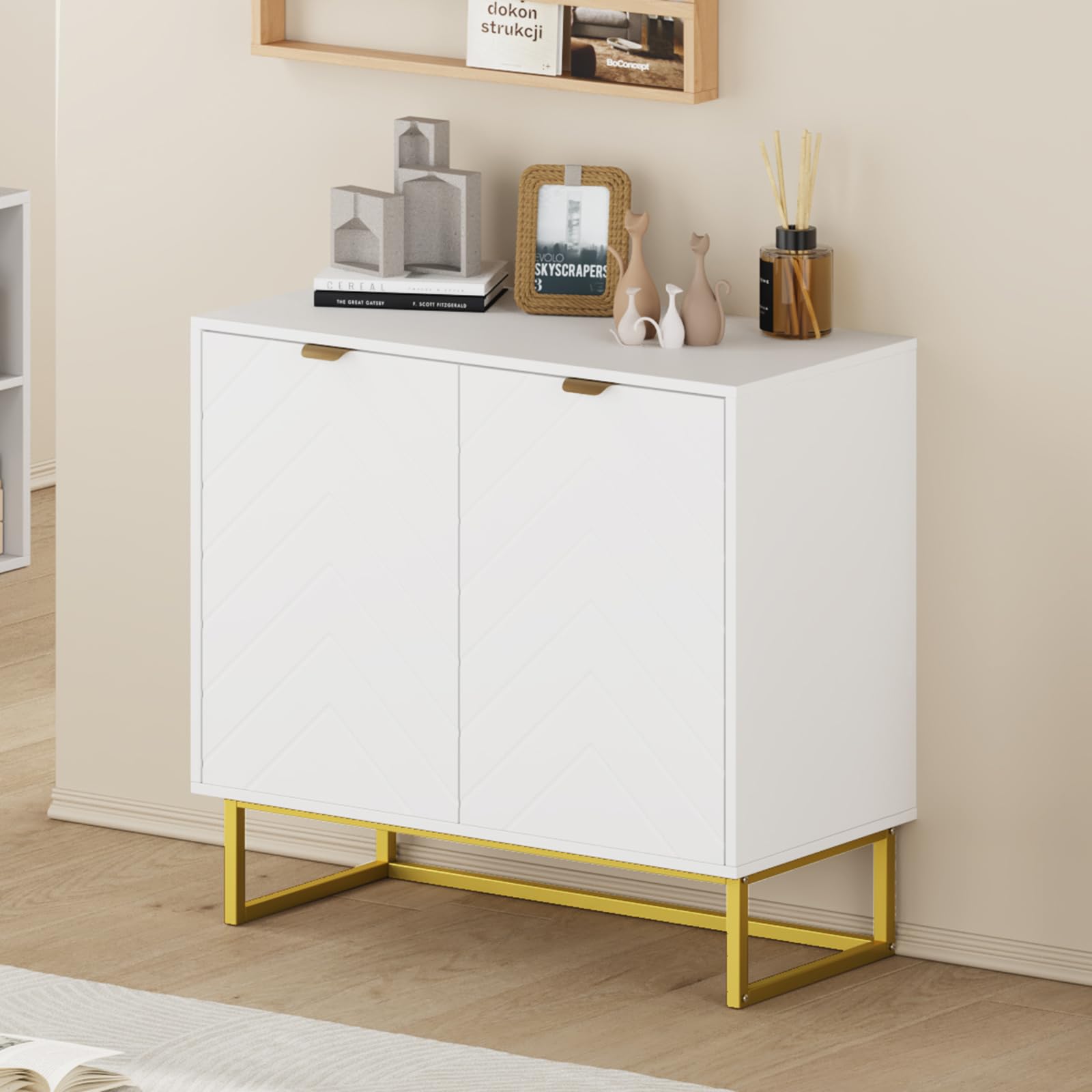 Buffet moderne Garvee, portes à chevrons de 80 cm, poignées dorées, étagère réglable, bois et métal, polyvalent pour salle à manger et couloir.