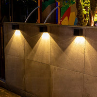 Applique solaire murale Garvee à couleurs changeantes, étanche IP65, boîtier en aluminium, lumière RGB et chaude pour jardin et terrasse, sans fil