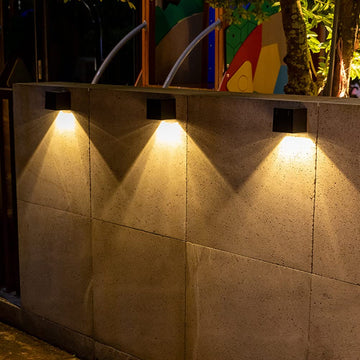 Applique solaire murale Garvee à couleurs changeantes, étanche IP65, boîtier en aluminium, lumière RGB et chaude pour jardin et terrasse, sans fil