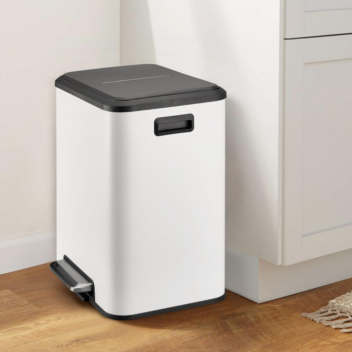 Poubelle double compartiment Garvee en acier inoxydable 30 L avec couvercle à fermeture douce, compacte et argentée, idéale pour les petites cuisines.