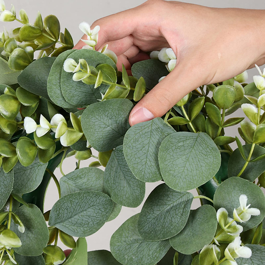 Couronne d'eucalyptus artificiel Garvee 35 cm, feuilles vertes décoratives pour porte, mur, fenêtre, porche