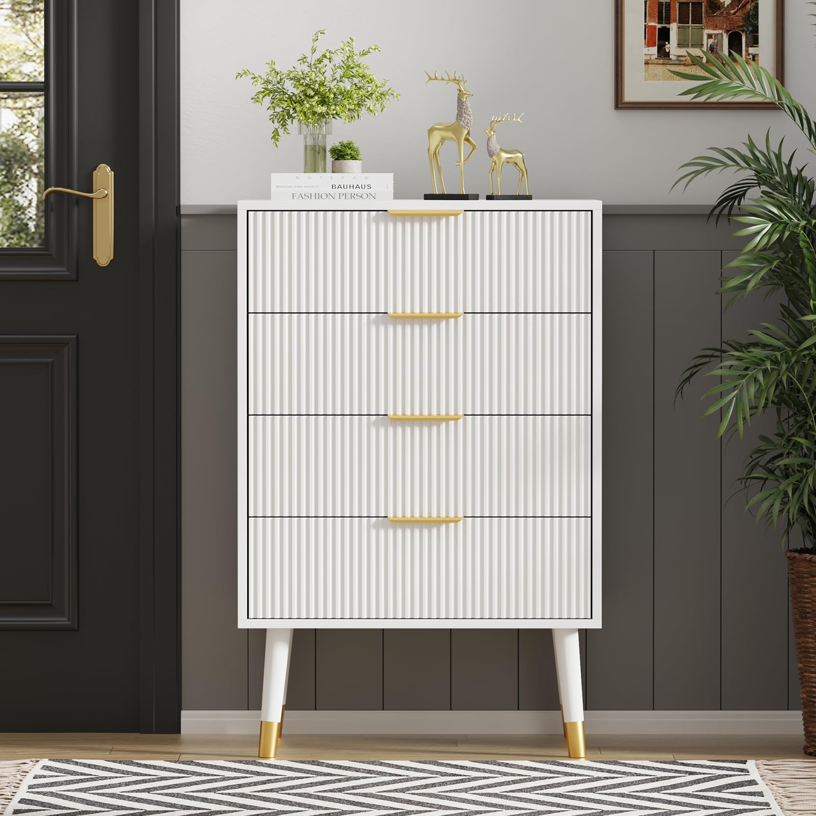 Commode moderne Garvee à 5 tiroirs avec pieds en métal et poignées dorées pour chambre et salon, en bois MDF, imperméable et robuste.