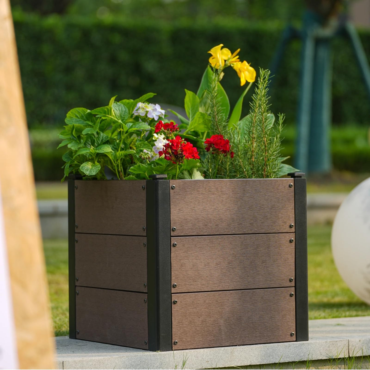 Matériau composite aspect bois pour bac potager extérieur