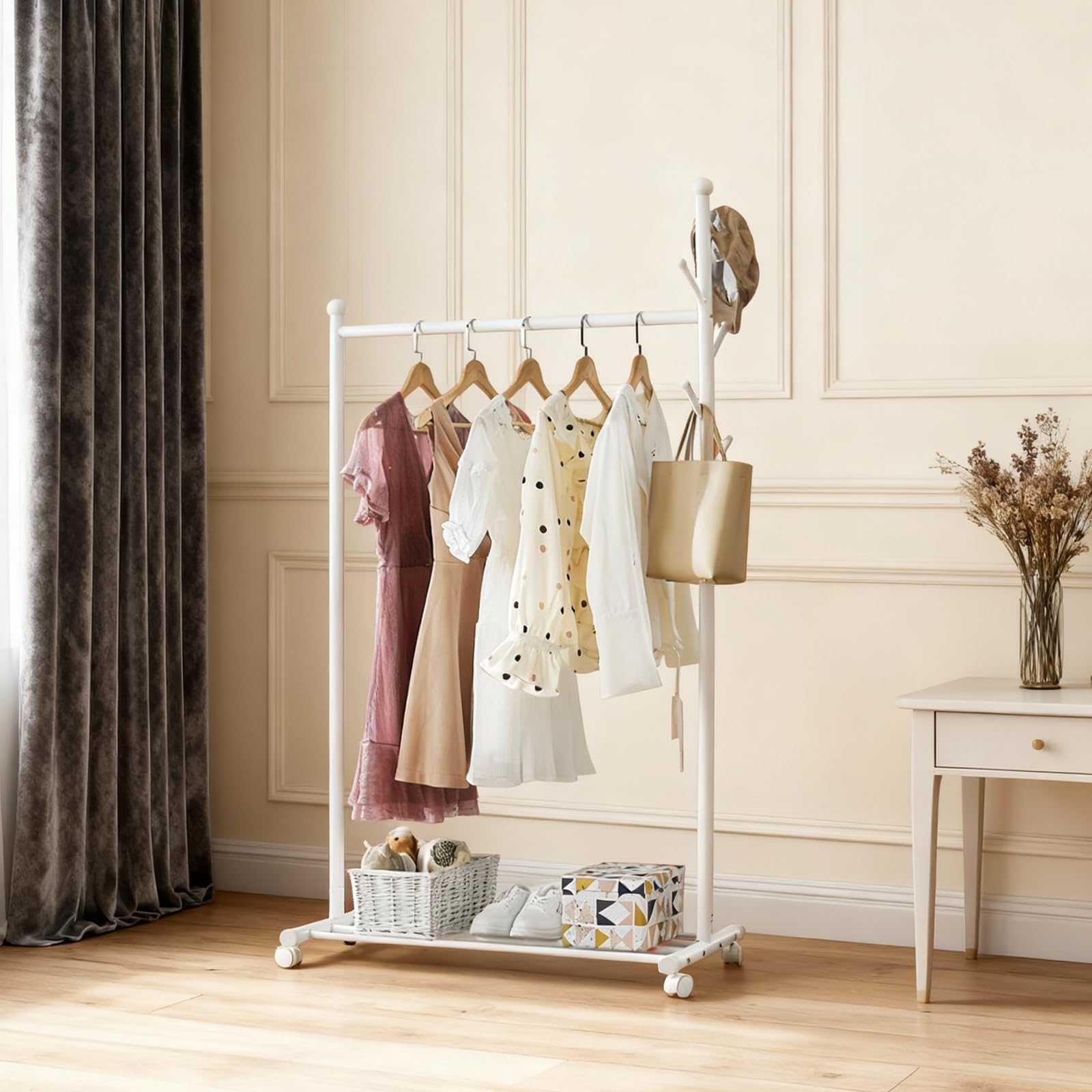Portant à vêtements en métal Garvee avec roulettes, capacité de charge de 54 kg, roulettes pivotantes à 360°, blanc, pour chambre et salon, robuste et polyvalent