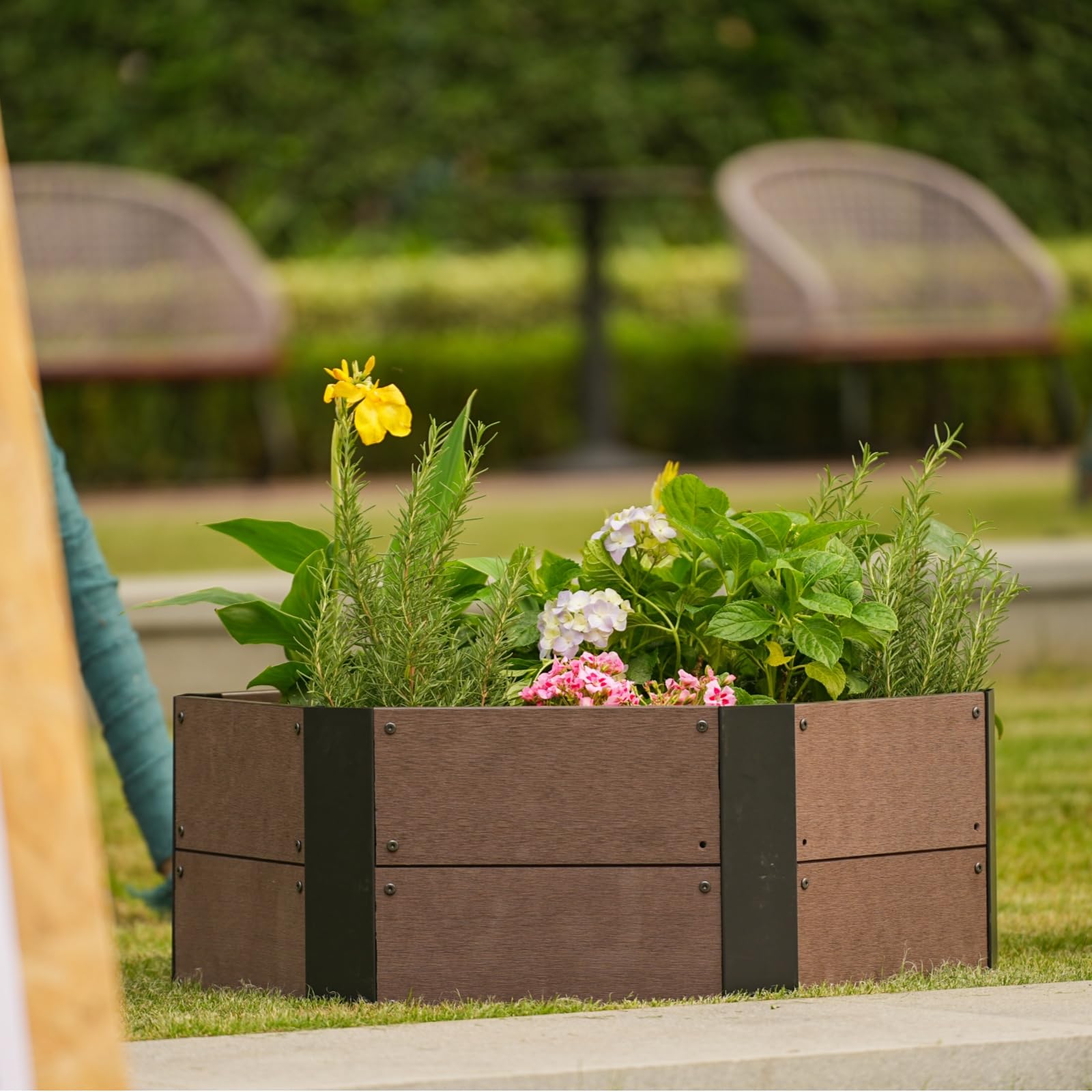 Kit de jardin surélevé hexagonal Garvee, aspect bois WPC, 6 panneaux, 30 cm de profondeur, modulaire et extensible pour balcon et jardin, ouvert, marron