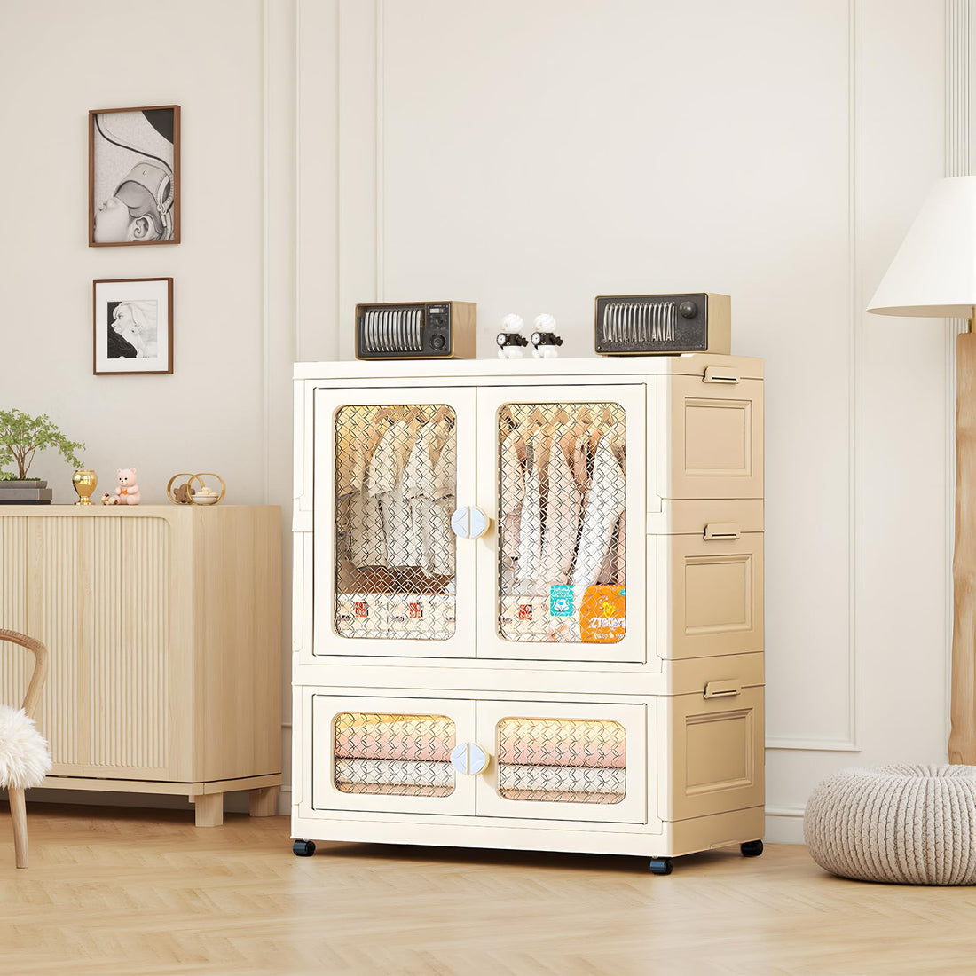 Armoire bébé Garvee à 2 niveaux avec portes transparentes, boîtes de rangement pliables à roulettes, empilables, en plastique, idéale pour la chambre d'enfant et le salon, gain de place et mobile.