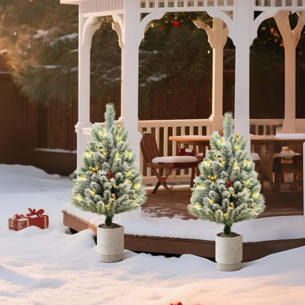 Garvee Lot de 2 sapins de Noël LED 75 cm, PVC effet neige floquée, avec baies rouges, boules dorées, décorations et lumières, pour intérieur et extérieur