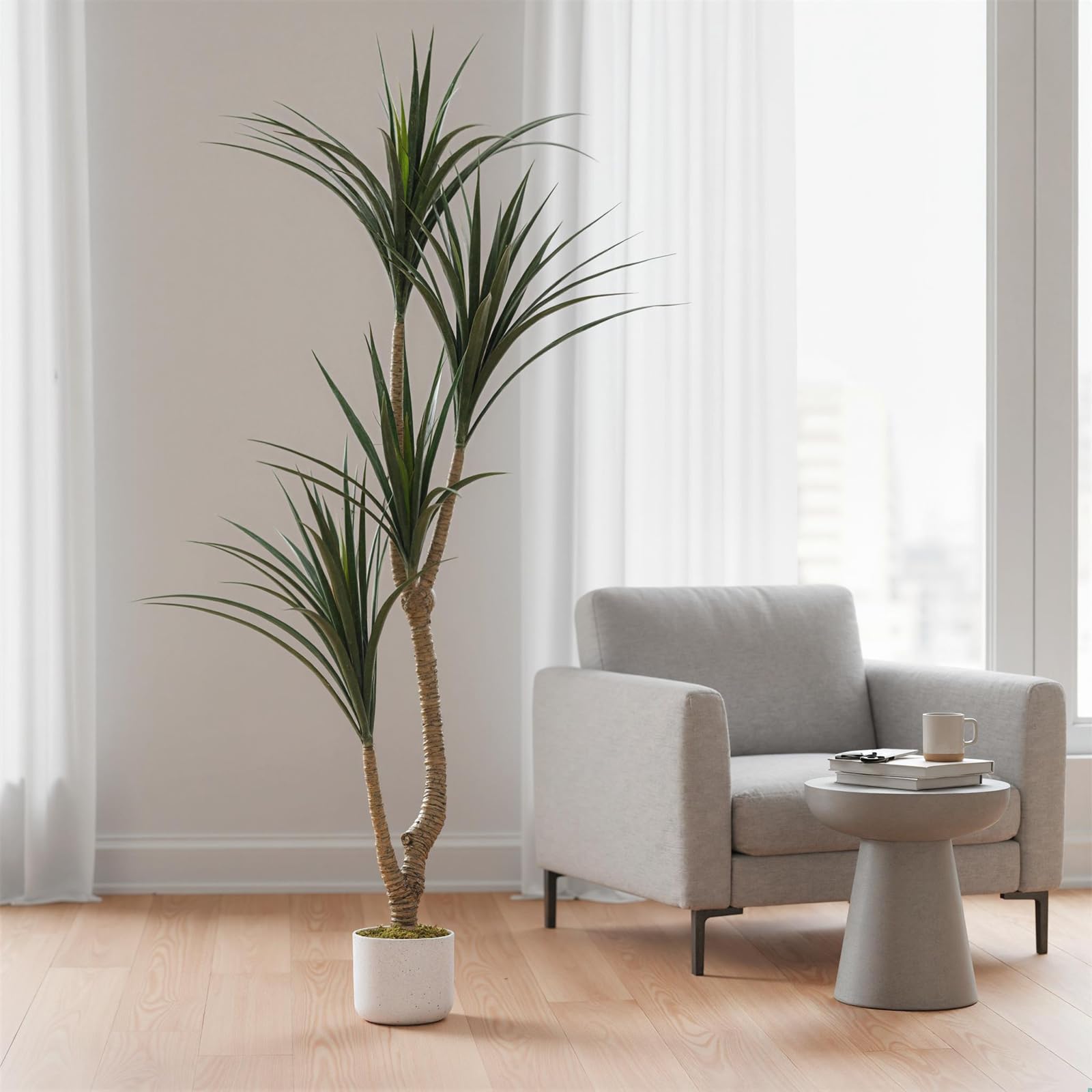Arbre dracaena artificiel Garvee pour intérieur avec pot blanc, idéal pour un salon moderne. Facile d'entretien, durable et hypoallergénique.