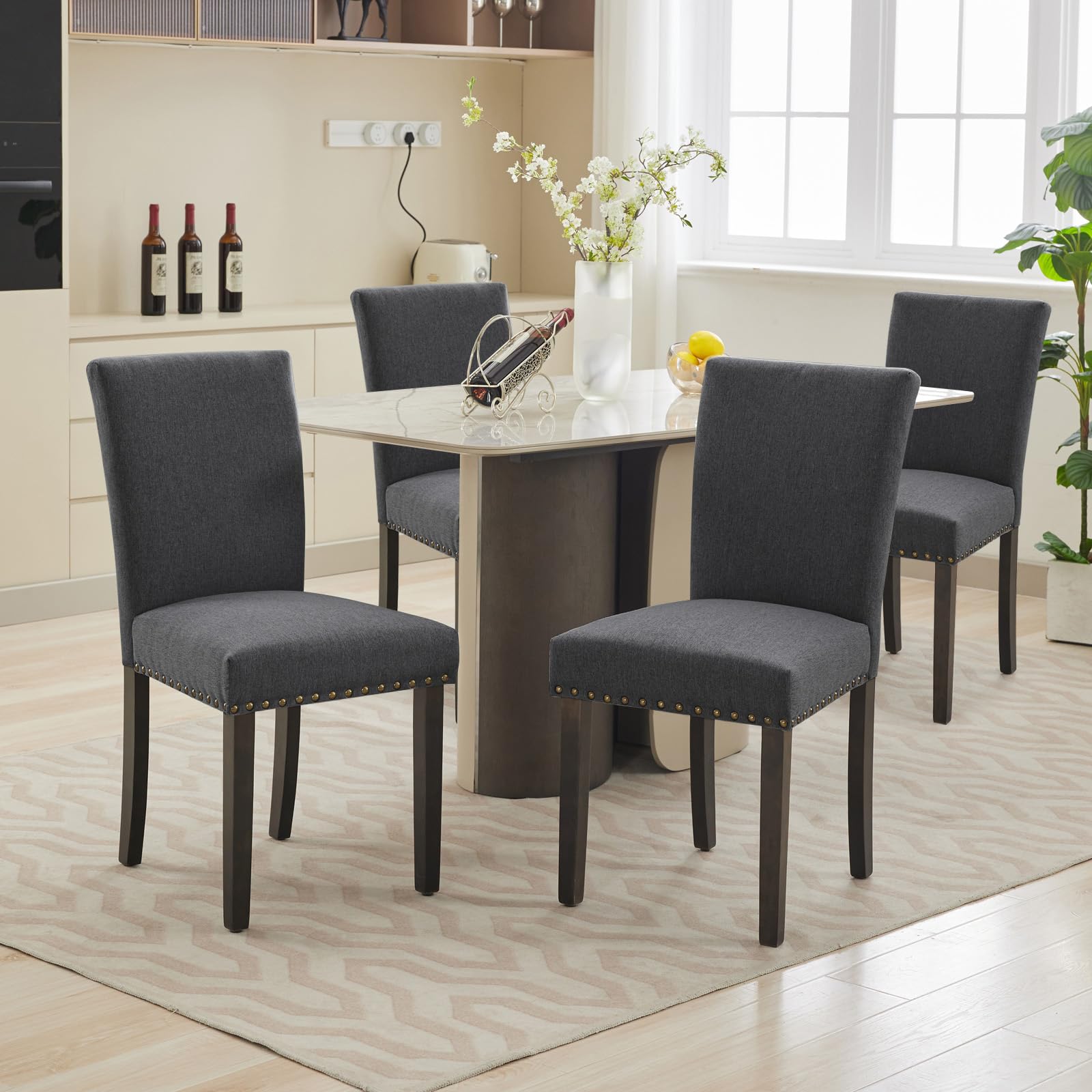 Ensemble de 2 chaises de salle à manger Garvee, revêtues de tissu et décorées de clous décoratifs. Ergonomiques et robustes, elles sont en bois d'hévéa gris foncé et conviennent aussi bien à la salle à manger qu'au salon.