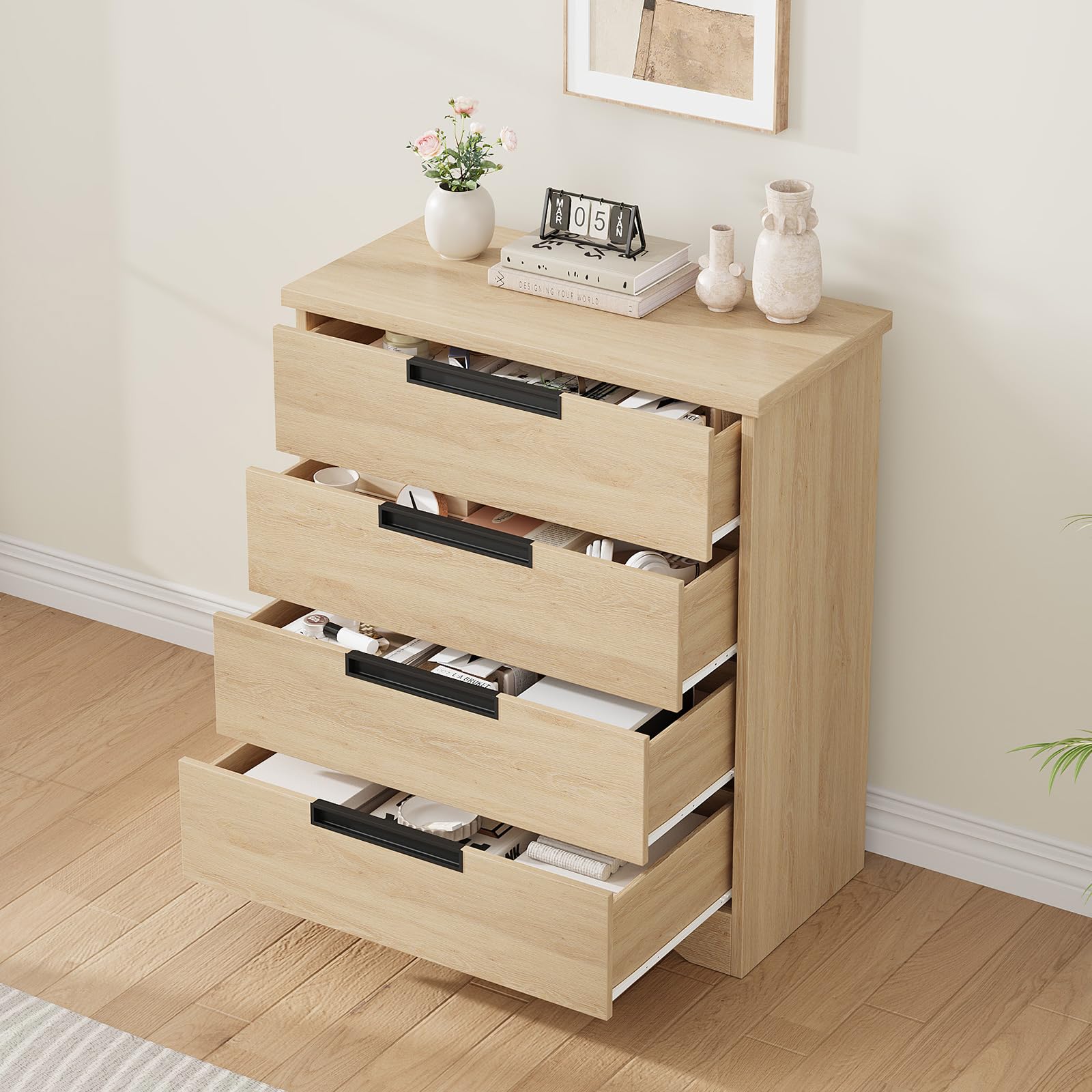 Commode Garvee à 4 tiroirs en bois avec poignées intégrées, idéale pour la chambre et le salon. Robuste, moderne et polyvalente, couleur bois naturel.