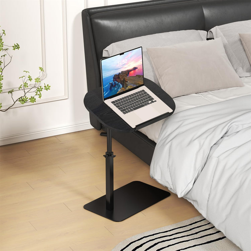 Table réglable en C utilisée comme bureau accessible