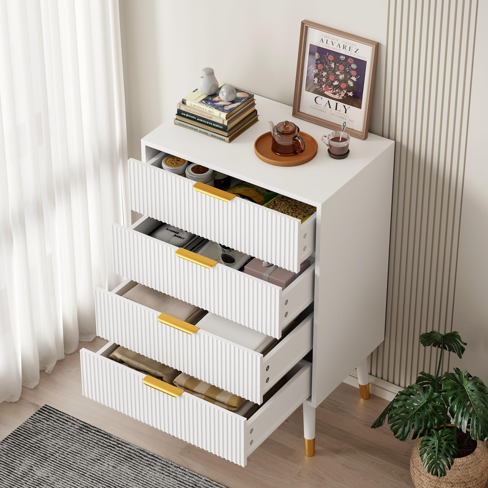 Commode moderne Garvee à 5 tiroirs avec pieds en métal et poignées dorées pour chambre et salon, en bois MDF, imperméable et robuste.