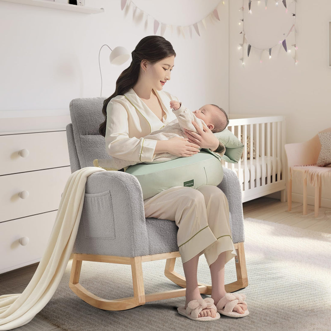 Garvee Fauteuil à Bascule pour Chambre de Bébé, Dossier Haut, Poches Latérales, Pieds en Bois d’Hévéa, Tissu Effet Laine d’Agneau, Coussin en Mousse à Mémoire de Forme, Gris