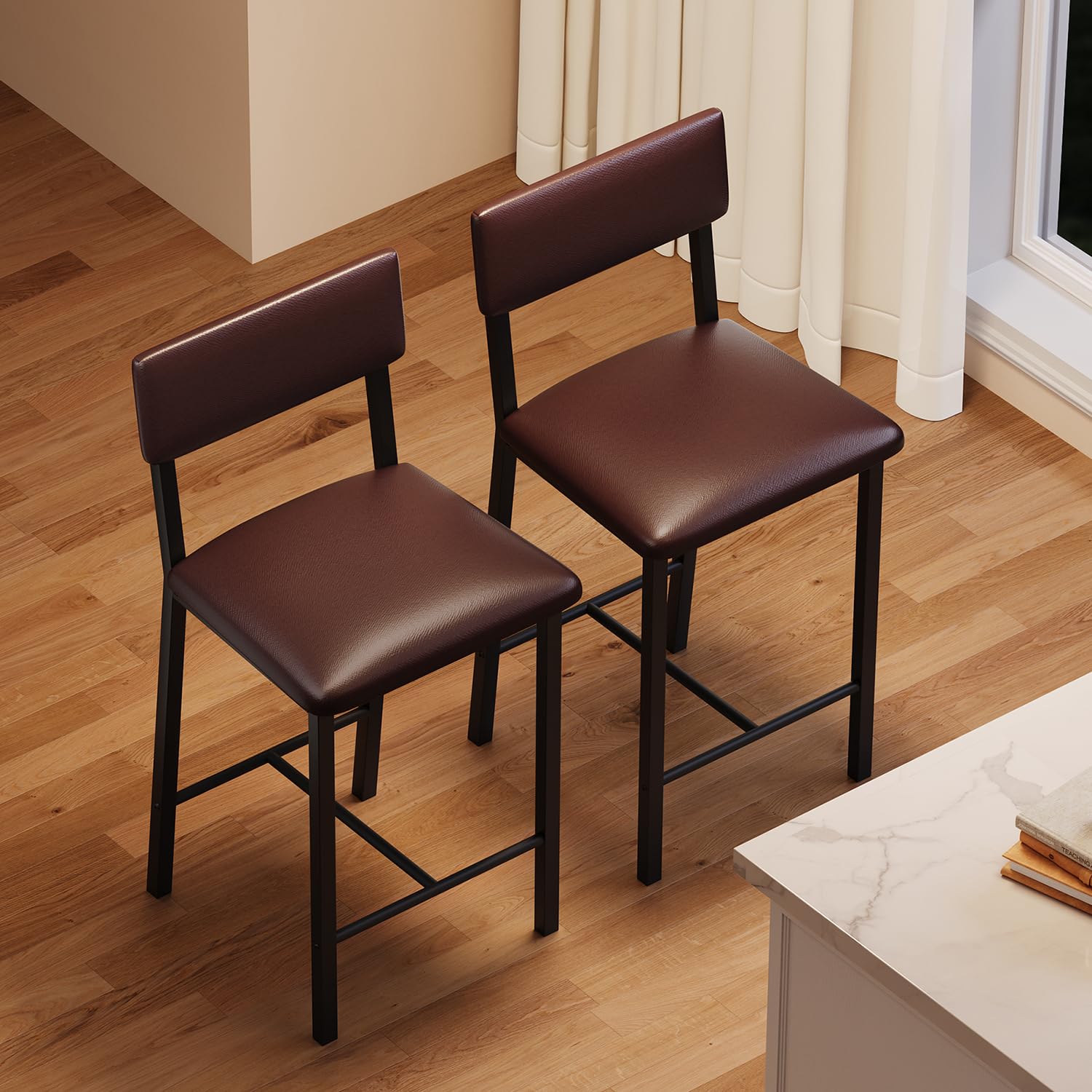 Ensemble de 2 tabourets de bar Garvee, revêtement en cuir PU, ergonomiques et stables, structure en MDF et acier, repose-pieds, marron foncé, pour salle à manger et cuisine.
