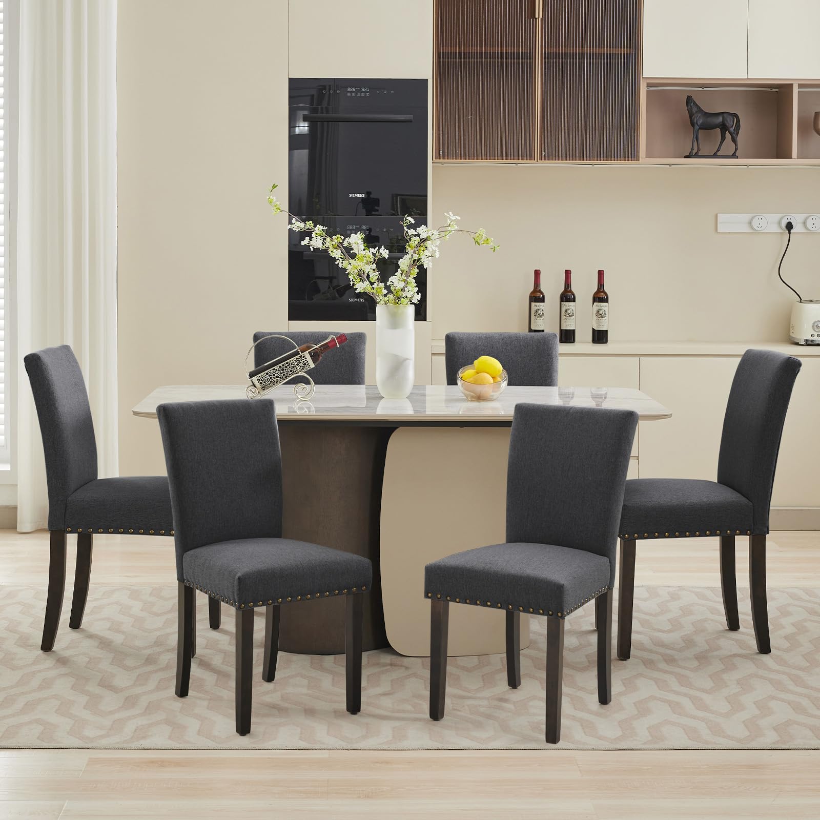 Ensemble de 2 chaises de salle à manger Garvee, revêtues de tissu et décorées de clous décoratifs. Ergonomiques et robustes, elles sont en bois d'hévéa gris foncé et conviennent aussi bien à la salle à manger qu'au salon.