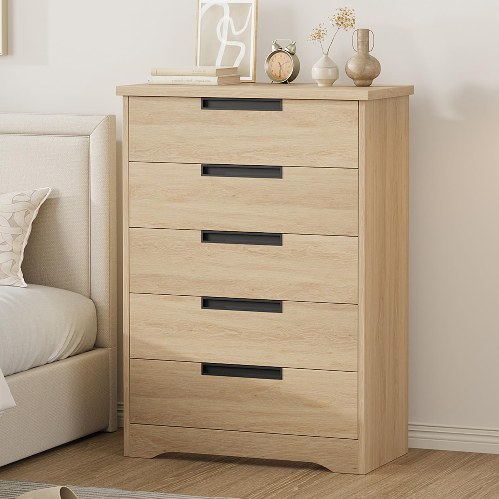 Commode Garvee à 5 tiroirs en bois avec poignées intégrées, idéale pour la chambre et le salon. Design moderne, robuste et polyvalente. Couleur : blanc.