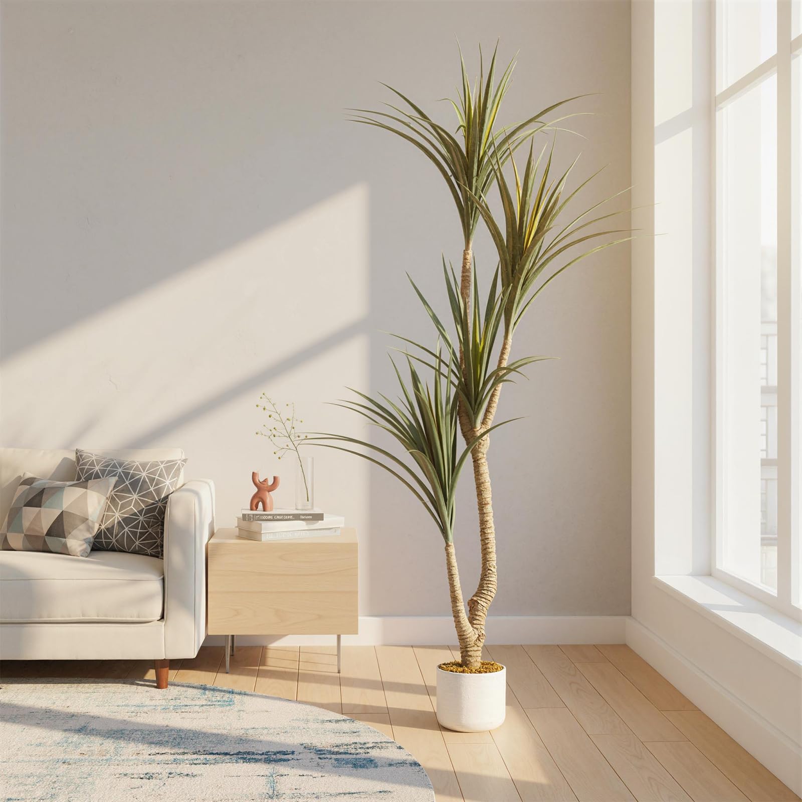 Arbre dracaena artificiel Garvee pour intérieur avec pot blanc, idéal pour un salon moderne. Facile d'entretien, durable et hypoallergénique.