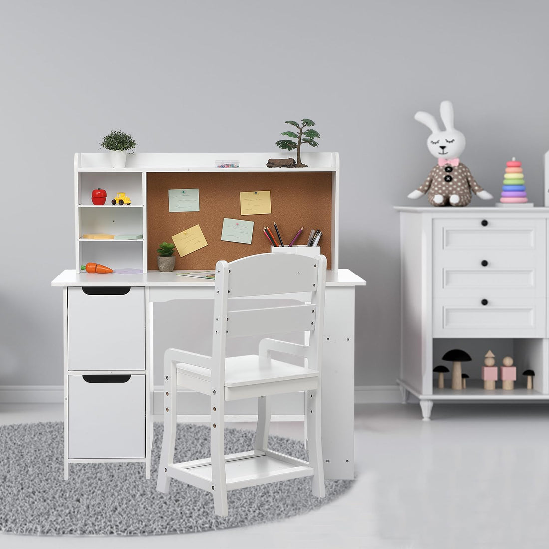Ensemble bureau et chaise en bois Garvee pour enfants, avec étagère et tableau d'affichage, pour garçons et filles de 3 à 8 ans. Pratique et robuste, idéal pour apprendre et jouer.