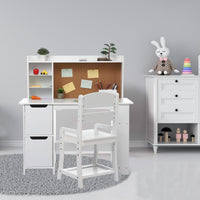 Ensemble bureau et chaise en bois Garvee pour enfants, avec étagère et tableau d'affichage, pour garçons et filles de 3 à 8 ans. Pratique et robuste, idéal pour apprendre et jouer.