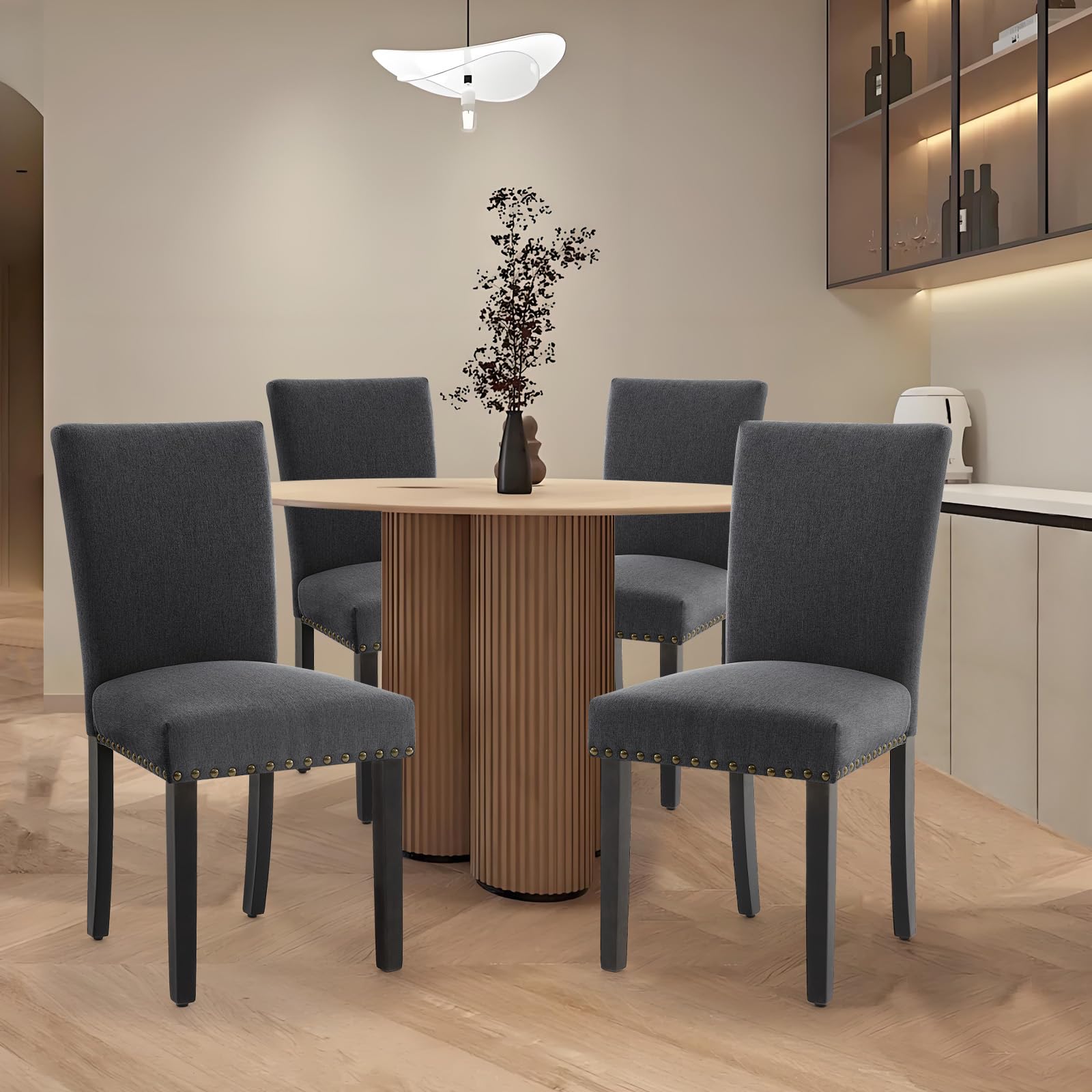 Ensemble de 2 chaises de salle à manger Garvee, revêtues de tissu et décorées de clous décoratifs. Ergonomiques et robustes, elles sont en bois d'hévéa gris foncé et conviennent aussi bien à la salle à manger qu'au salon.
