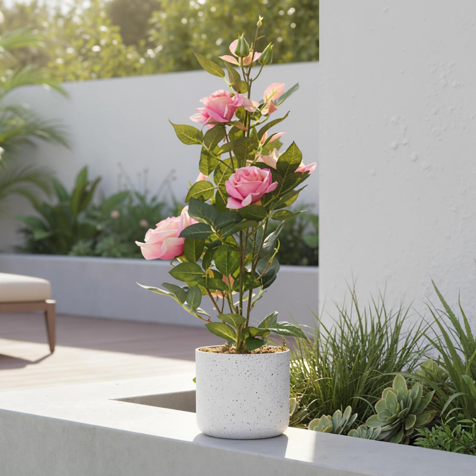 Rosier artificiel Garvee de 50 cm (lot de 2) avec fleurs roses, résistant aux intempéries, pot en plastique blanc pour intérieur et balcon.