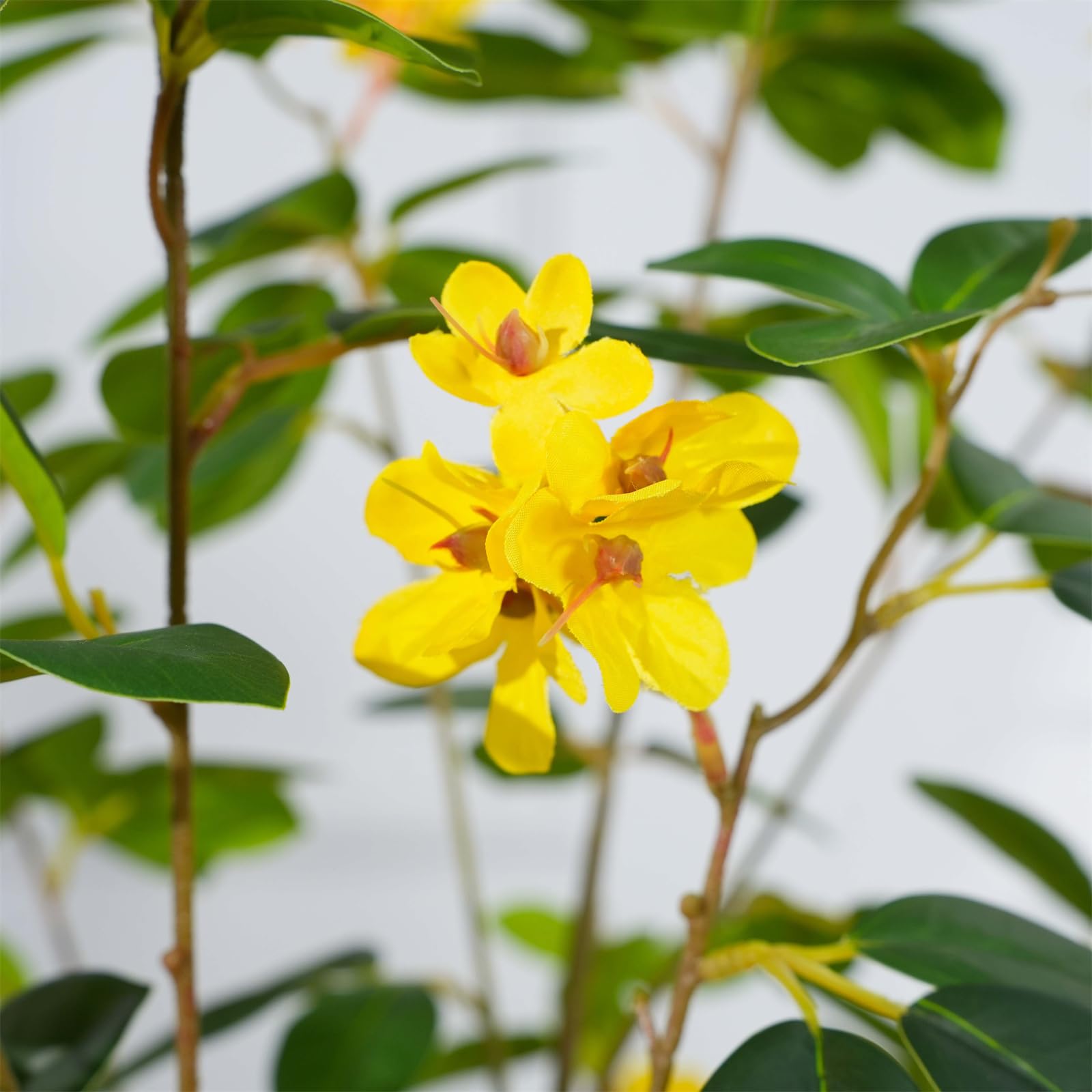 Arbre à fleurs artificiel Garvee de 1,5 m avec fleurs jaunes réalistes, pot en ciment robuste pour jardin et mariage, facile d'entretien, flexible et modulable.