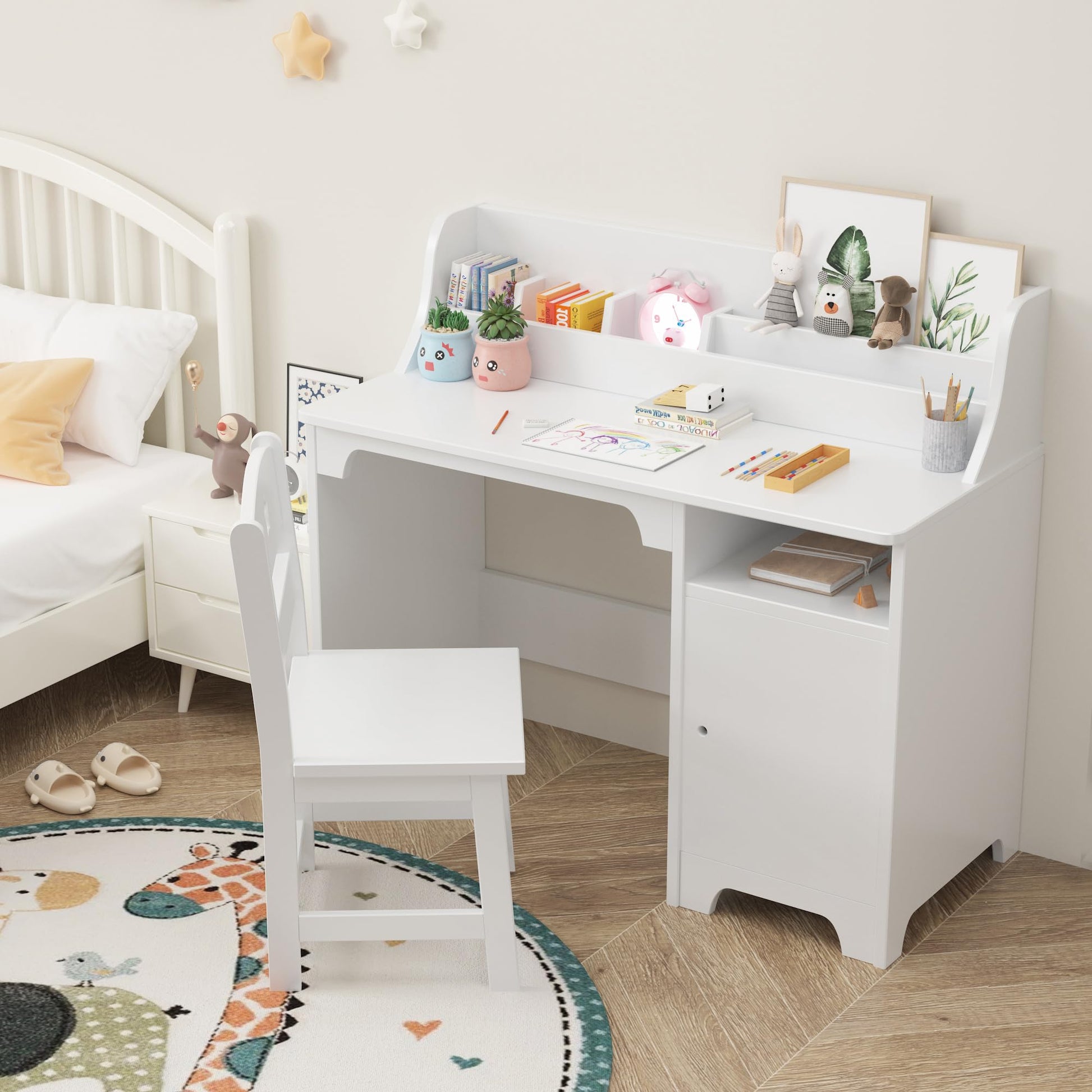 Bureau enfant Garvee blanc avec chaise, en bois, avec rangement et design ergonomique, idéal pour les chambres d'enfants de 3 à 8 ans.
