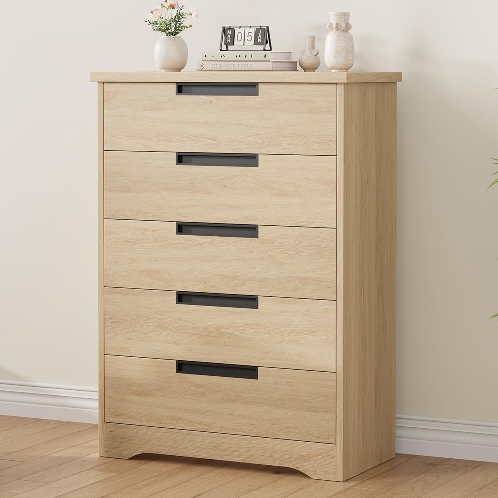 Commode Garvee à 5 tiroirs en bois avec poignées intégrées, idéale pour la chambre et le salon. Design moderne, robuste et polyvalente. Couleur : blanc.