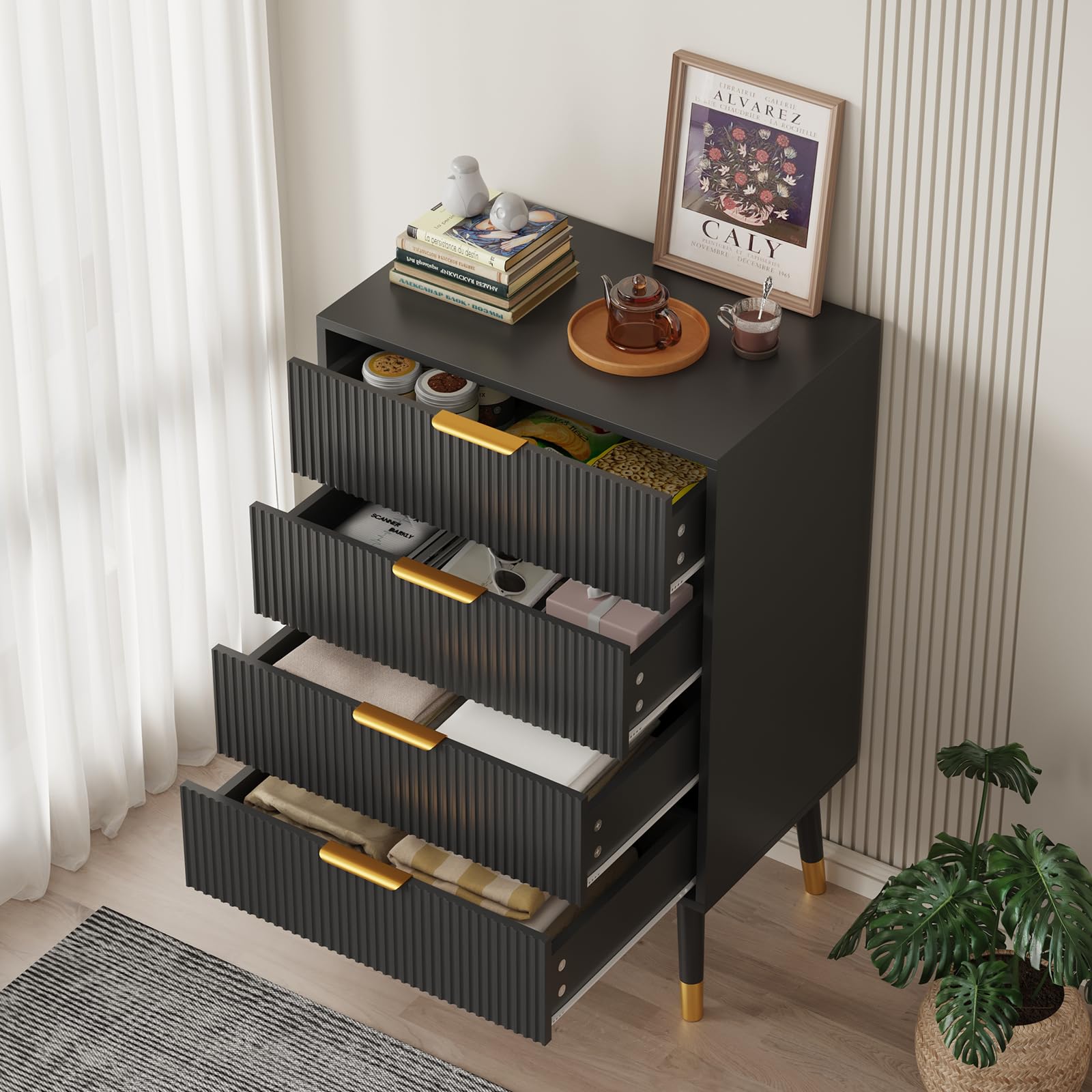 Commode moderne Garvee à 5 tiroirs avec pieds en métal et poignées dorées, idéale pour la chambre et le salon. Structure en MDF, imperméable et stable. Finition dorée élégante.