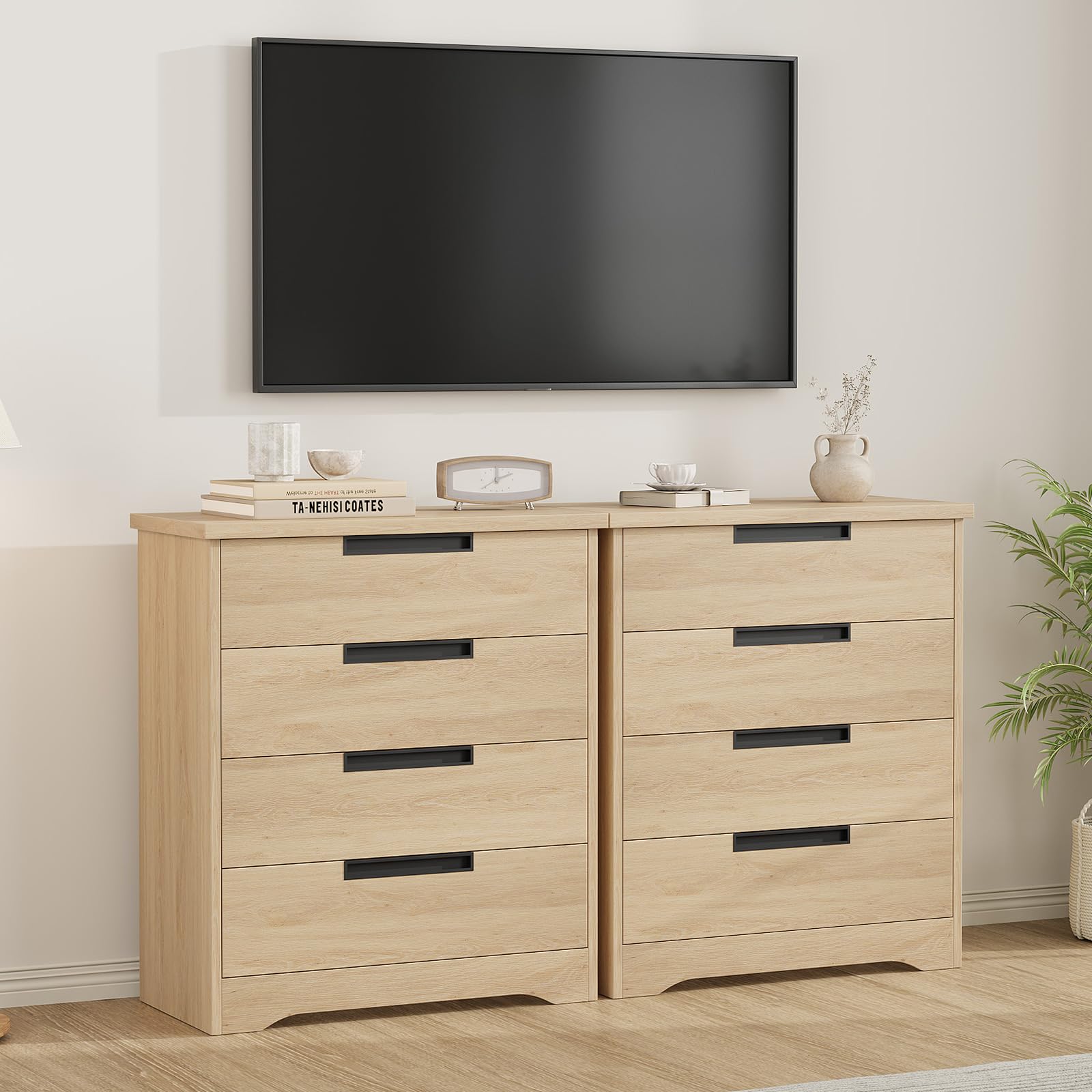 Commode Garvee à 4 tiroirs en bois avec poignées intégrées, idéale pour la chambre et le salon. Robuste, moderne et polyvalente, couleur bois naturel.