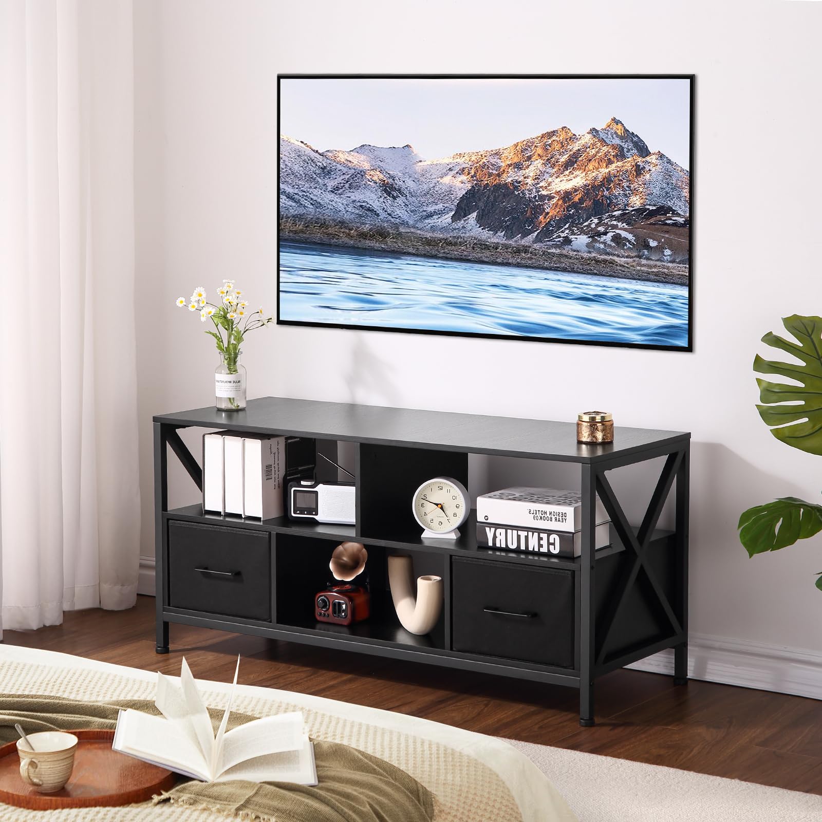Meuble TV Garvee pour téléviseurs jusqu'à 50 pouces, avec 2 tiroirs en tissu et des étagères ouvertes, structure en acier, design moderne, noir, polyvalent.