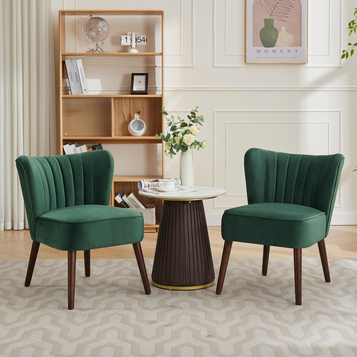 Fauteuil de salon moderne Garvee en velours avec pieds réglables et pieds ergonomiques en bois vert, idéal pour le salon et la salle à manger.