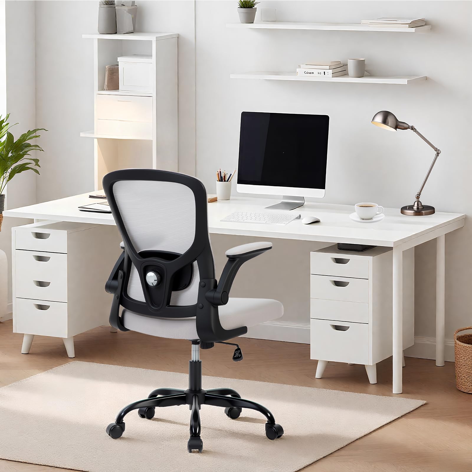 Chaise de bureau ergonomique Garvee en maille avec soutien lombaire réglable et accoudoirs pliables, pivotante à 360°, grise, idéale pour le télétravail et le bureau à domicile.