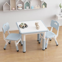 Ensemble table et 2 chaises pour enfants Garvee, plateau de table style graffiti, hauteur réglable, robuste et multifonctionnelle pour jouer et manger.