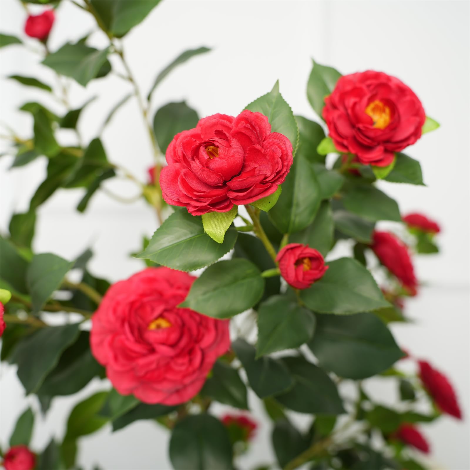 Camélia artificiel rouge Garvee de 1,5 m avec fleurs et feuilles réalistes, idéal pour le salon et l'extérieur. Entretien facile et robuste.