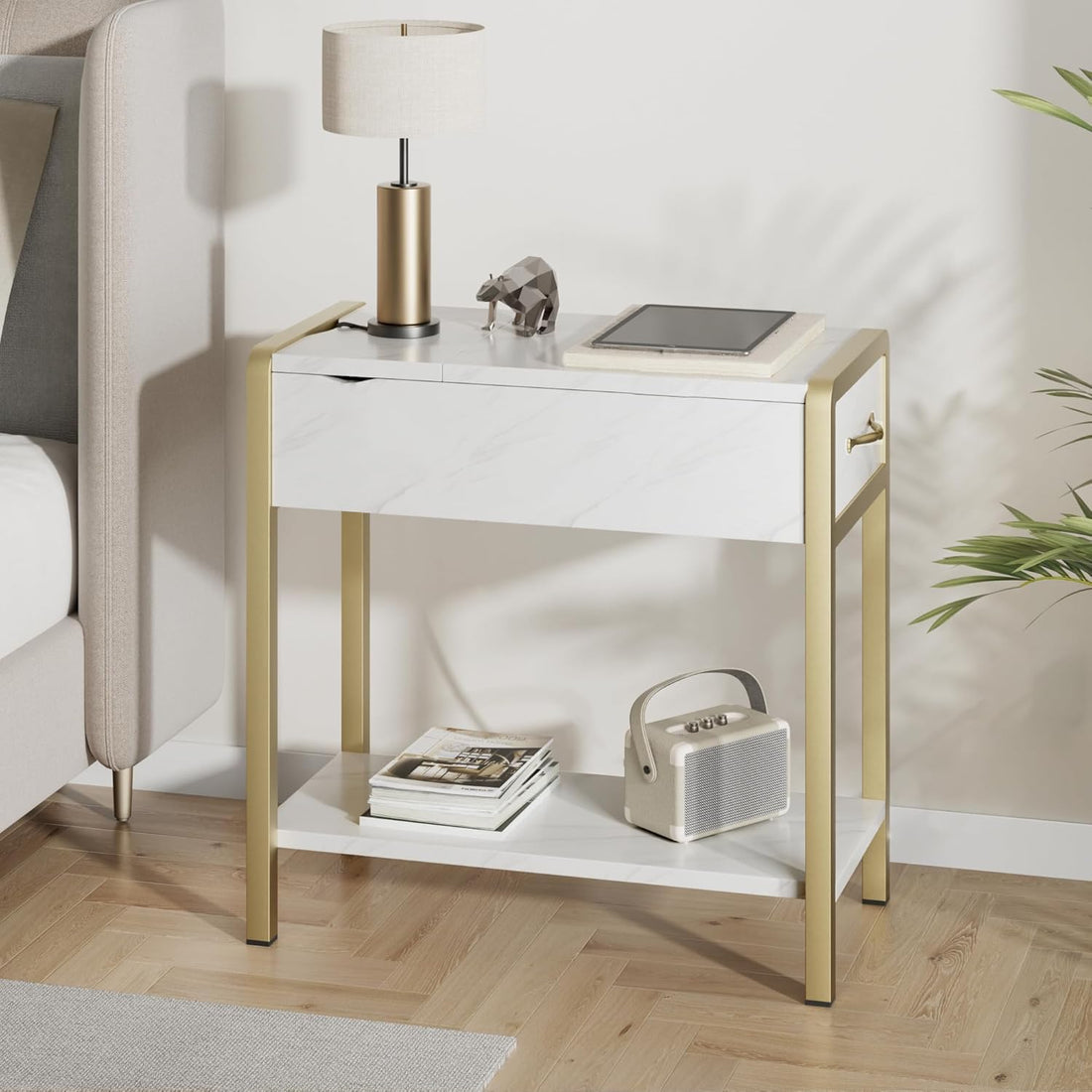 Garvee Table d'appoint avec tiroir et étagère, table de chevet étroite, style industriel rétro, stable et durable, or