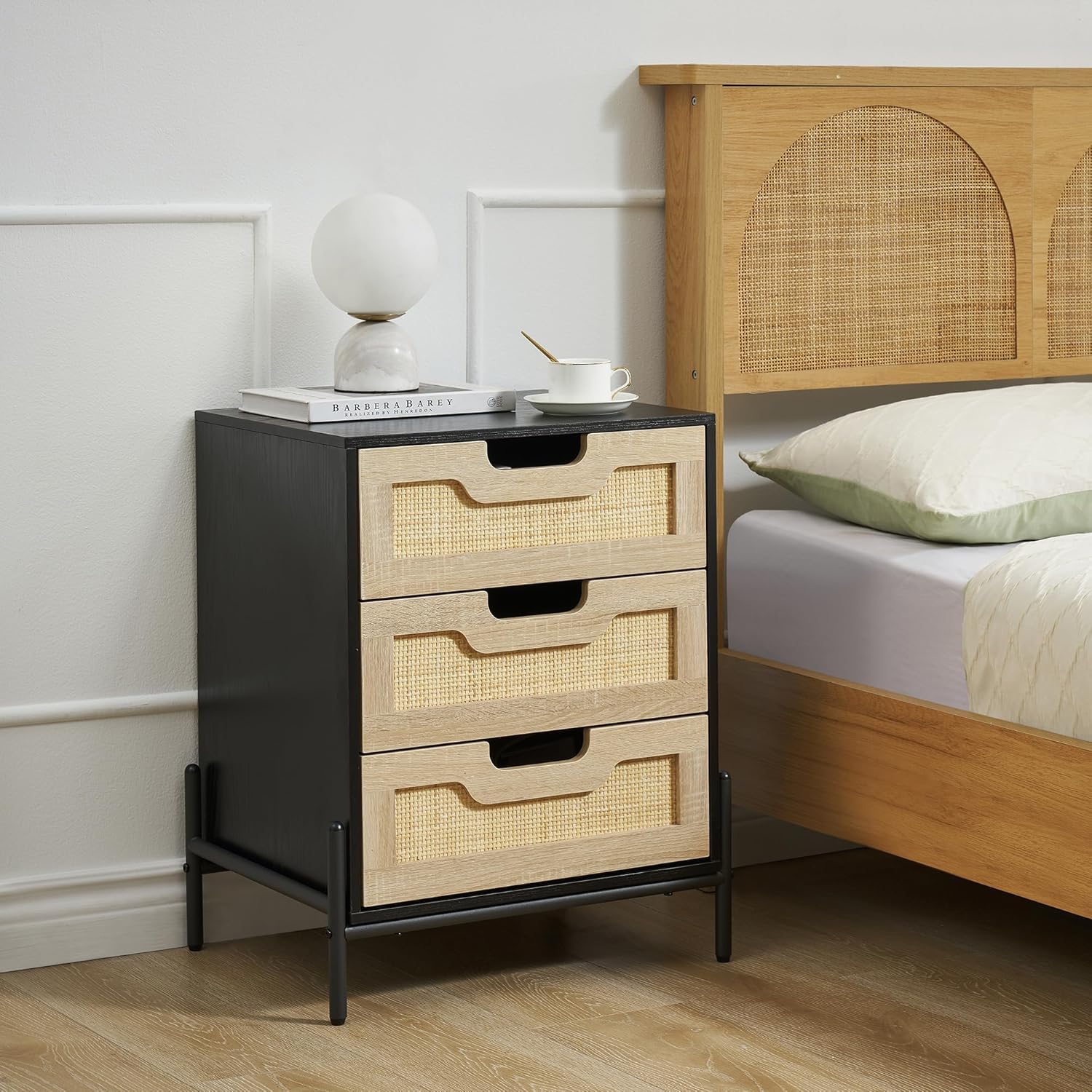 Table de chevet Garvee en rotin avec 3 tiroirs en osier naturel, style moderne, structure en bois robuste, noir, pour chambre et salon