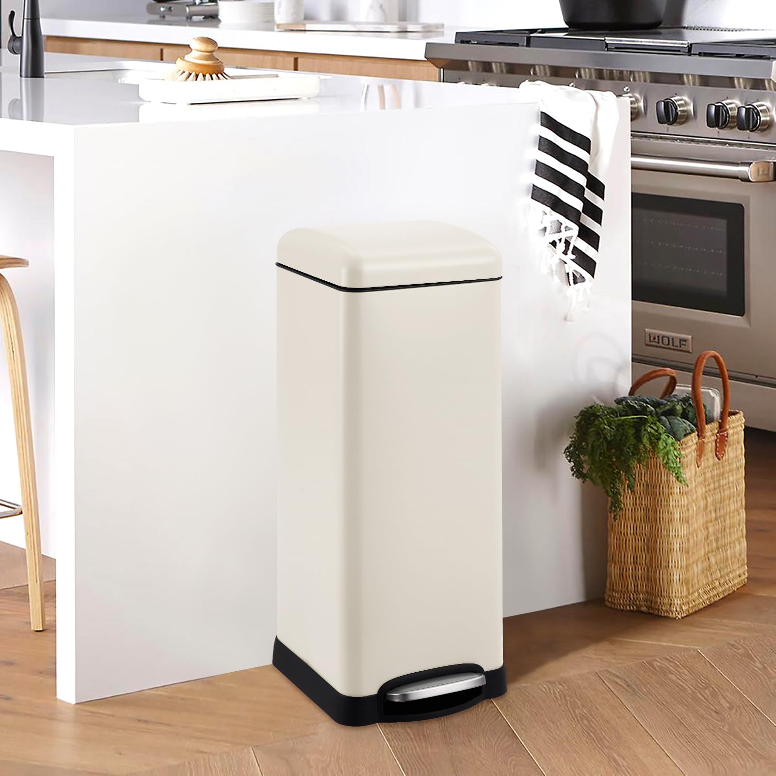 Poubelle rectangulaire Garvee 8 gal/30 L en acier inoxydable avec couvercle à fermeture douce, idéale pour la cuisine et la salle à manger. Revêtement anti-traces de doigts et seau intérieur inclus.