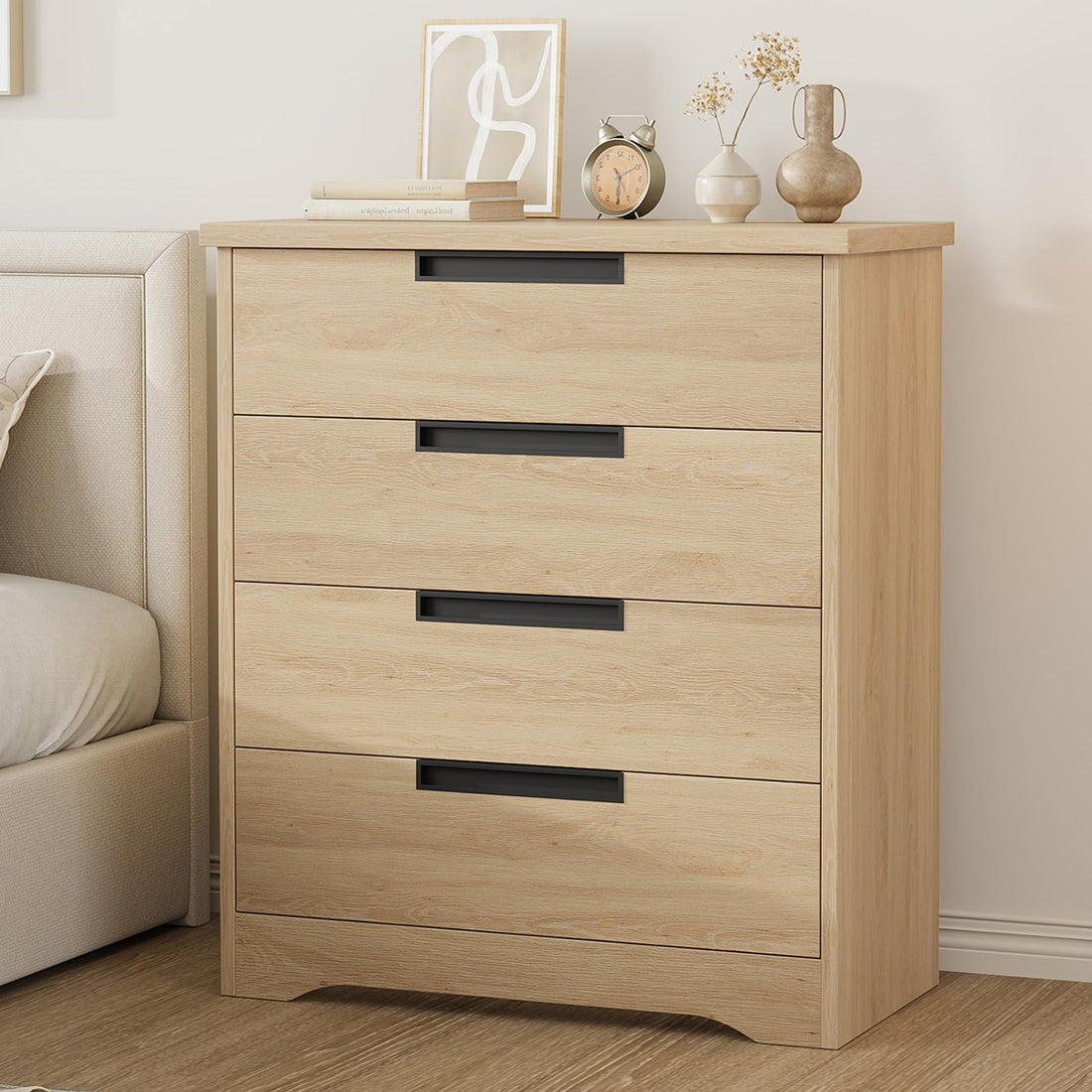 Commode Garvee à 4 tiroirs en bois avec poignées intégrées, idéale pour la chambre et le salon. Robuste, moderne et polyvalente, couleur bois naturel.