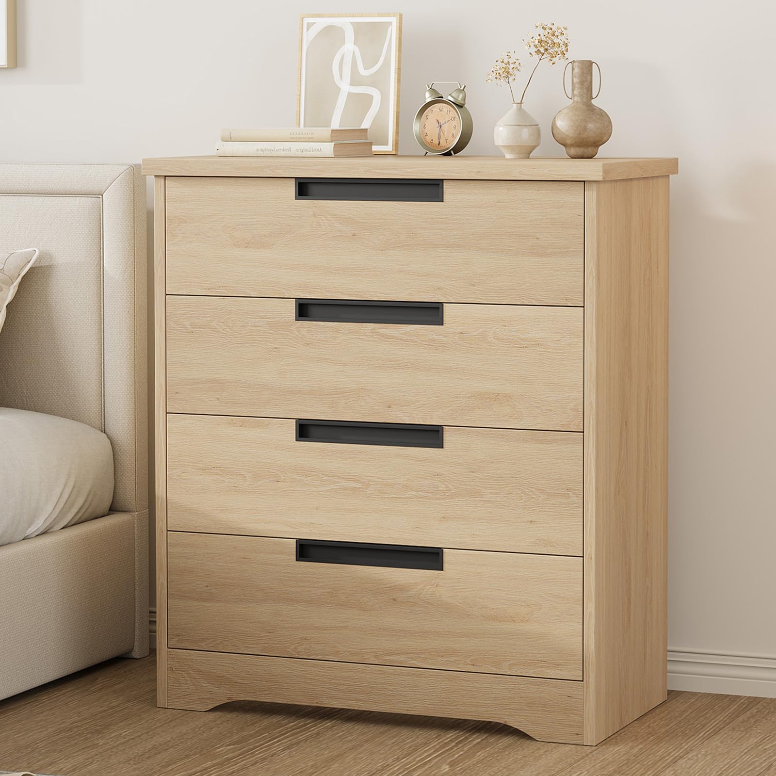 Commode Garvee à 4 tiroirs en bois avec poignées intégrées, idéale pour la chambre et le salon. Robuste, moderne et polyvalente, couleur bois naturel.