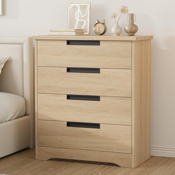 Commode Garvee à 4 tiroirs en bois avec poignées intégrées, idéale pour la chambre et le salon. Robuste, moderne et polyvalente, couleur bois naturel.