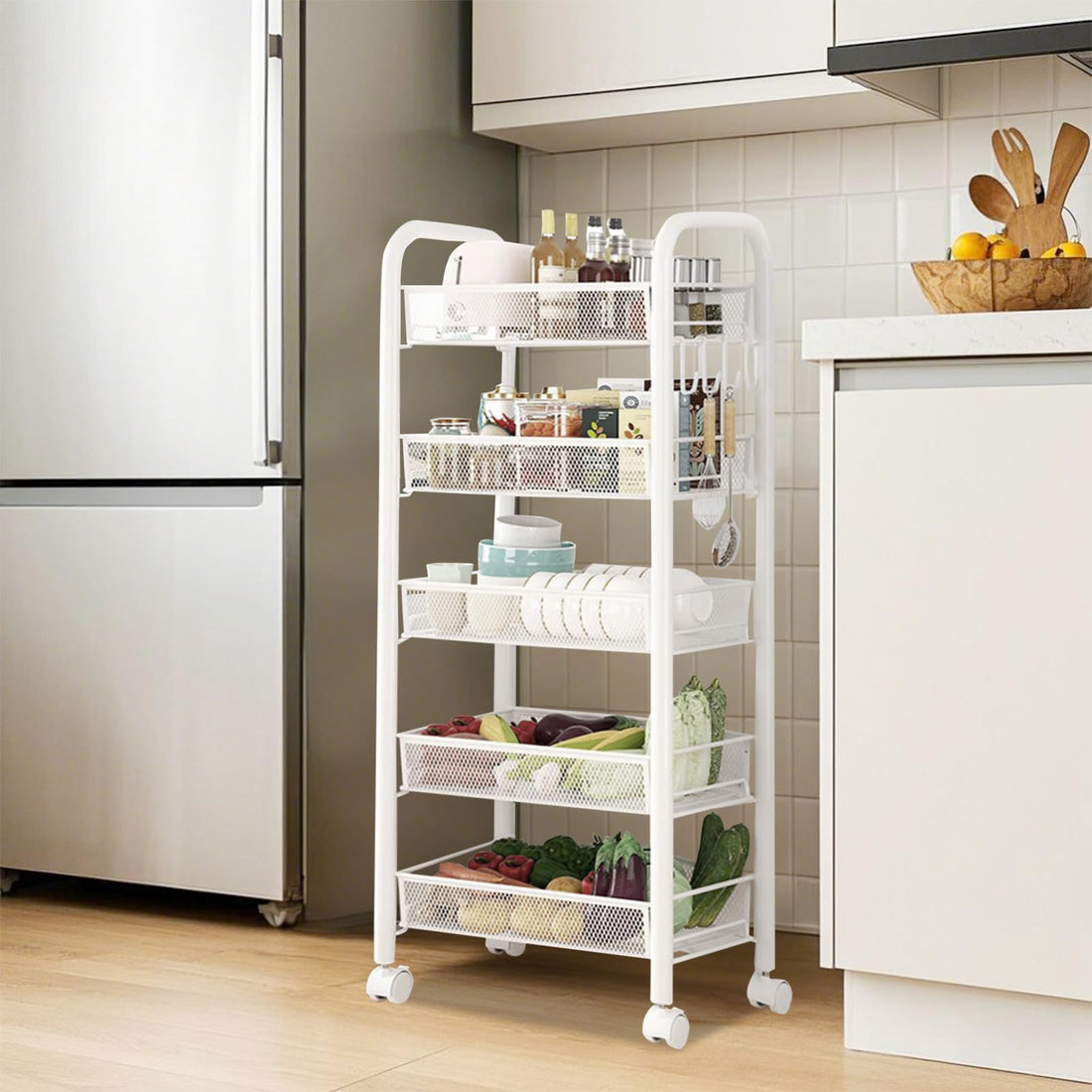 Chariot utilitaire Garvee petit modèle à 5 niveaux avec poignée et freins pour la cuisine et la salle de bain, structure en métal, paniers respirants, étroit et compact.