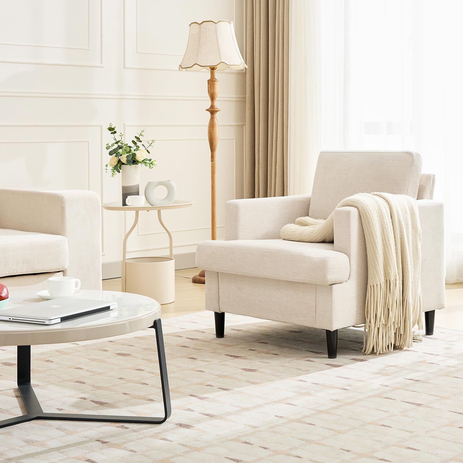 Fauteuil d'appoint Garvee style Mid-Century, revêtu de lin respirant, rembourré de façon moelleuse et doté de pieds en bois massif. Idéal pour le salon et le bureau. Design moderne et polyvalent, couleur beige.