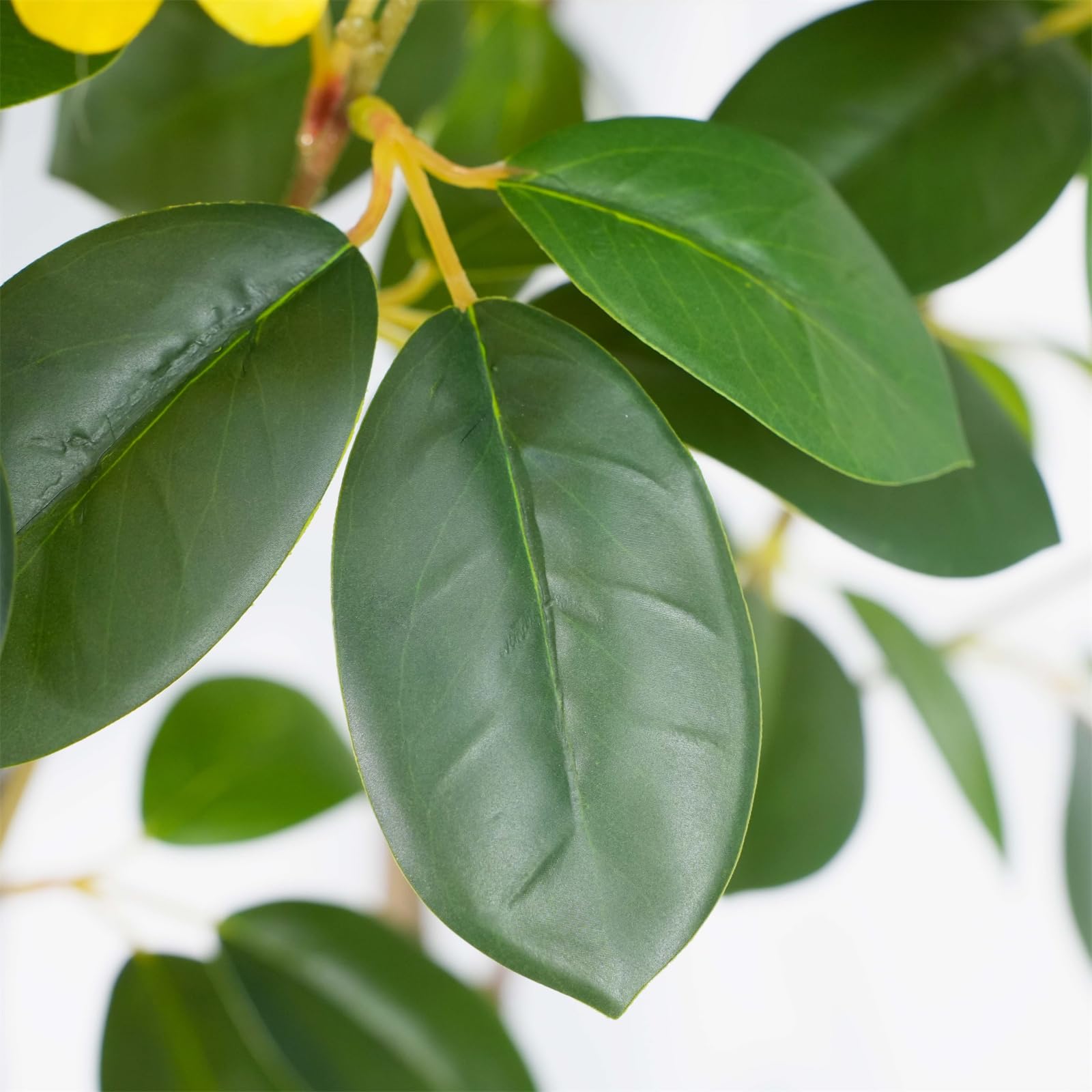 Arbre à fleurs artificiel Garvee de 1,5 m avec fleurs jaunes réalistes, pot en ciment robuste pour jardin et mariage, facile d'entretien, flexible et modulable.