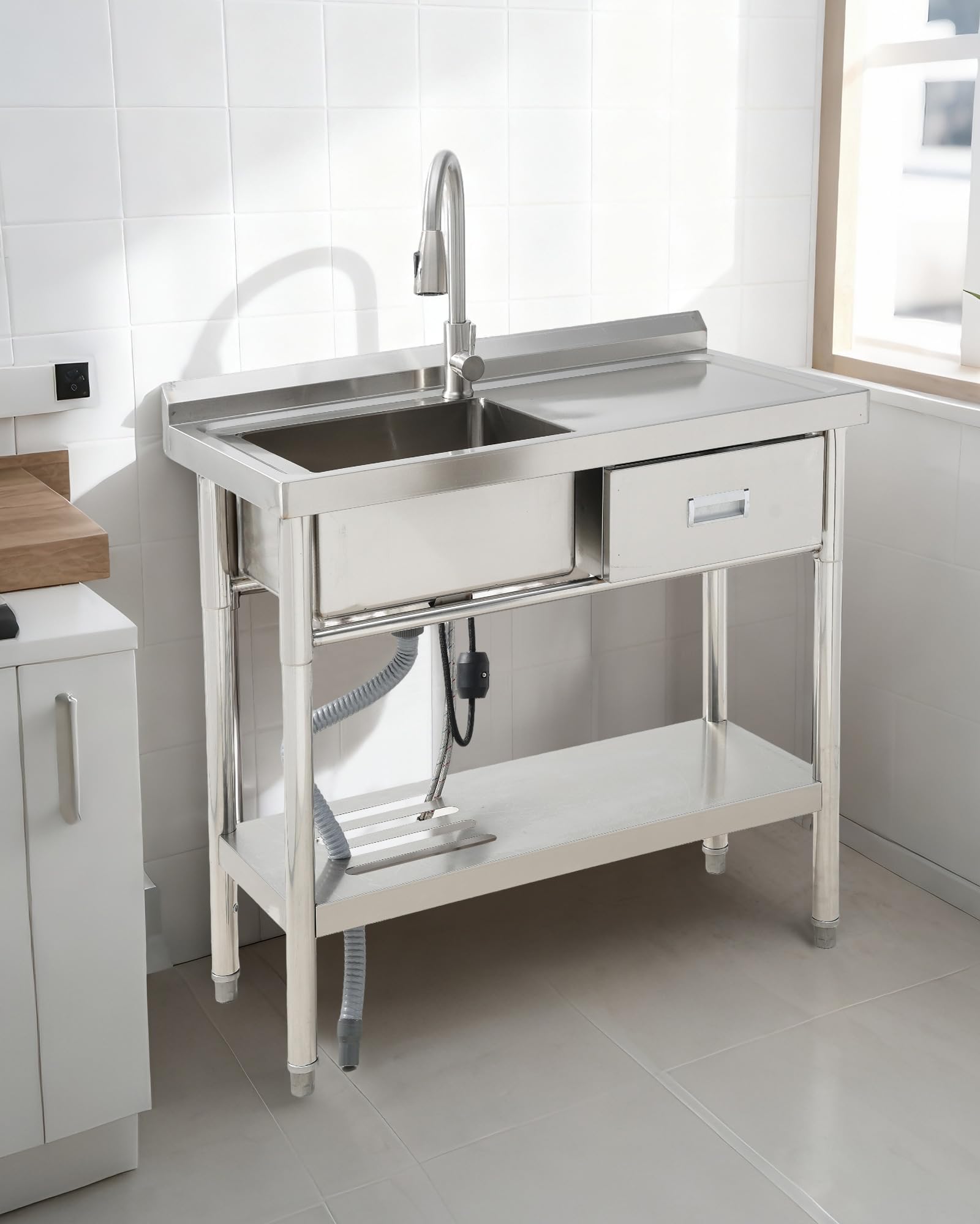 Garvee Évier utilitaire sur pieds 99 cm en acier inoxydable avec tiroirs, cuve simple, étagère inférieure, eau chaude/froide, argenté