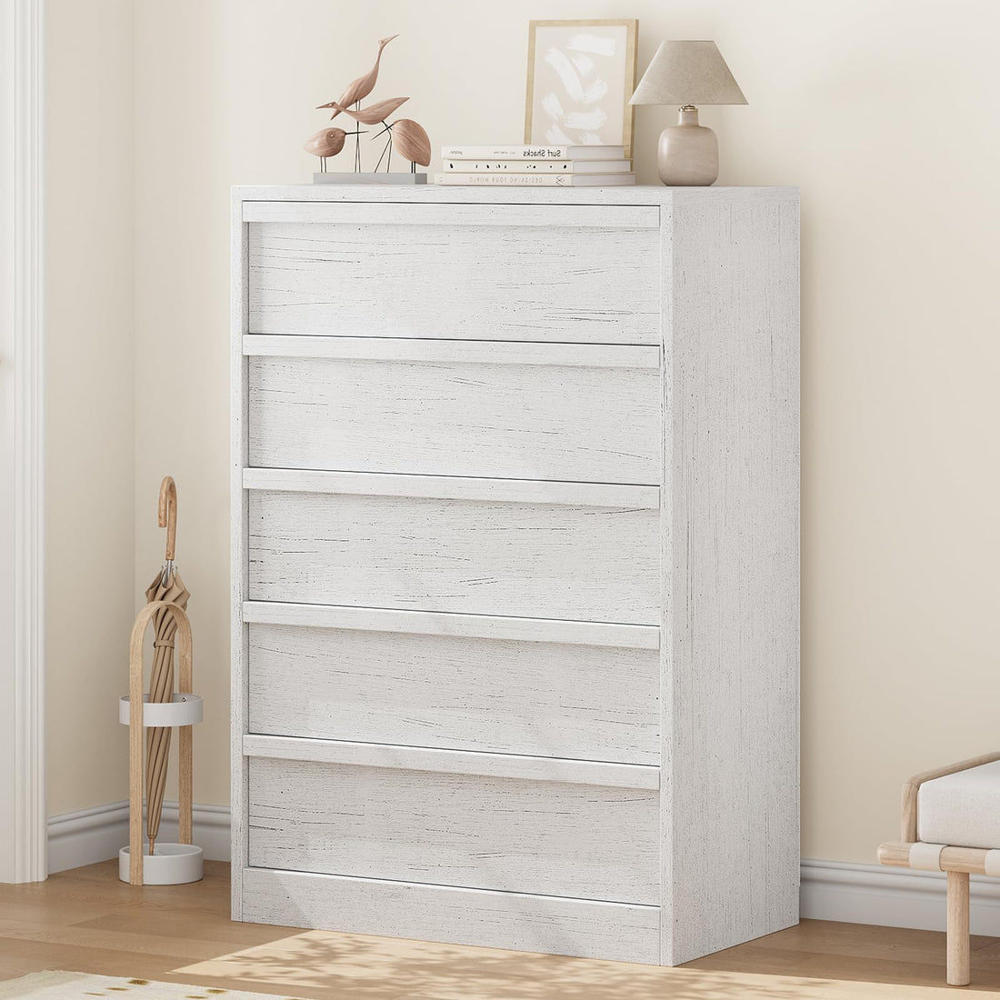 Commode Garvee à 5 tiroirs pour chambre à coucher, grand espace de rangement, design moderne, bois, robuste, blanc antique, polyvalente, convient au salon et à la chambre d'enfant.